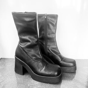 Steve Madden Klayton Black platform boot with box.